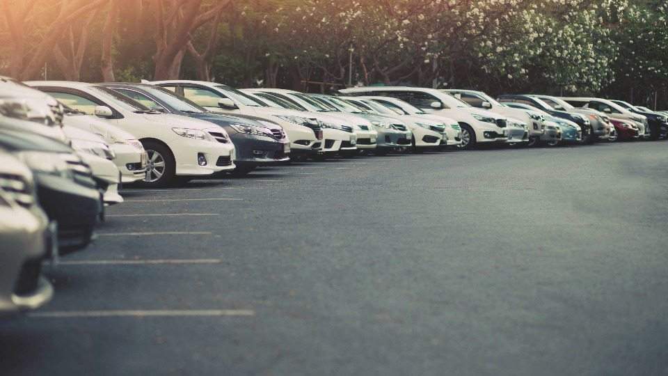 Fahrzeuge warten auf Abholung und Ankauf auf dem Autohof von Auto verkaufen Olsberg